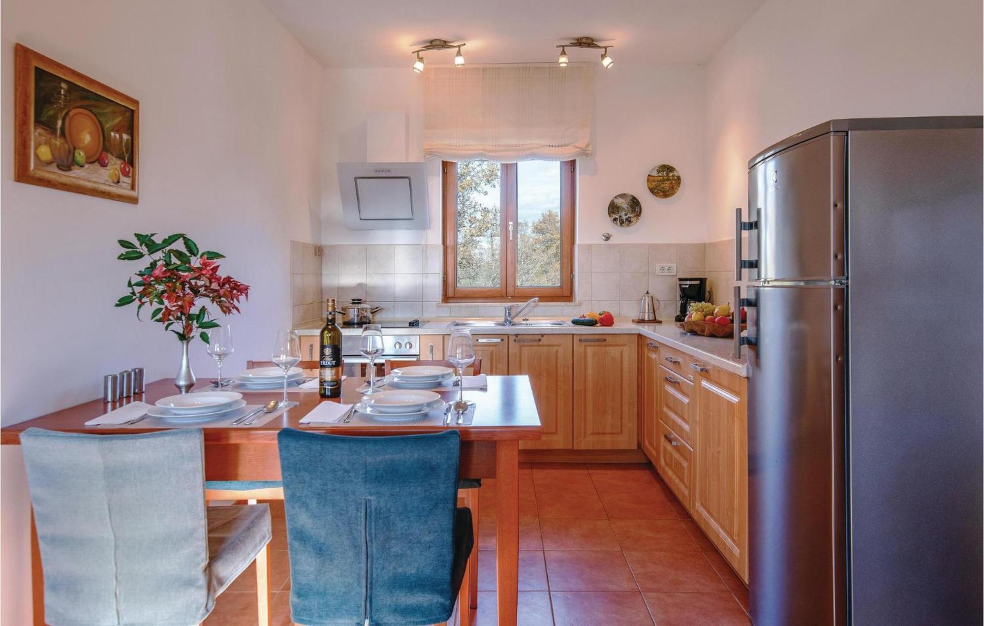 Beautiful Home In Bale With Kitchen Extérieur photo