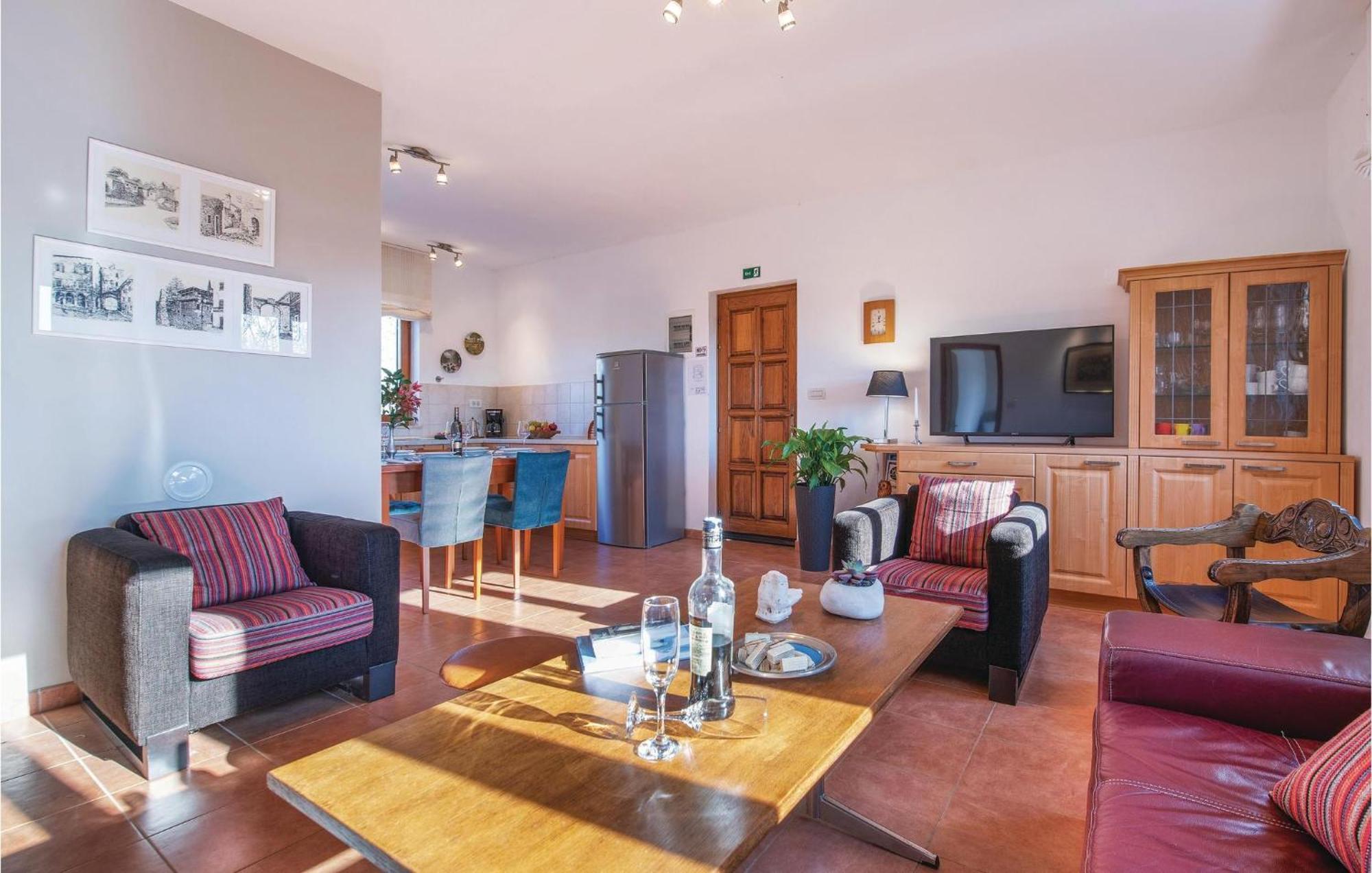 Beautiful Home In Bale With Kitchen Extérieur photo