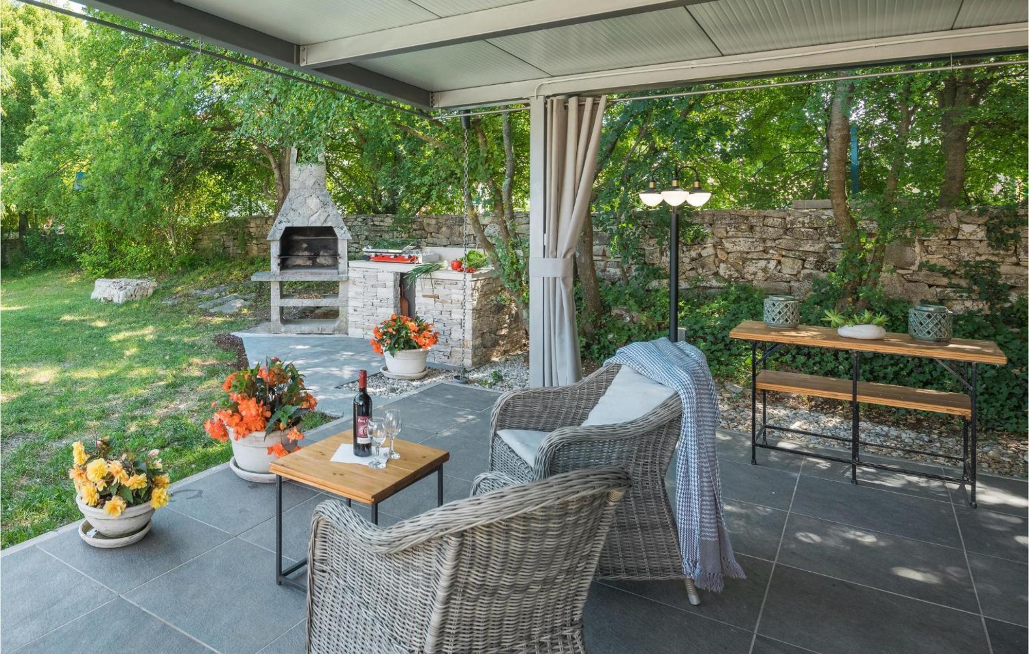 Beautiful Home In Bale With Kitchen Extérieur photo